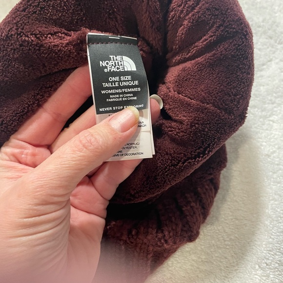 North Face Cable Knit Minna Beanie in a burgundy - Picture 3 of 4